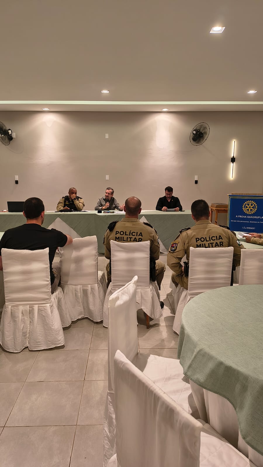 A presença do Sub-comandante do 10° BPM e dos demais comandantes foi importante para a aproximação entre polícia e comunidade. O Promotor de Justiça é a peça chave nos resultados positivos que são motivados por ele. Imagem: Vânia Alves