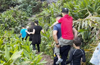 PROFESSOR PM CARREGA ALUNO CADEIRANTE NAS COSTAS PARA QUE ELE PARTICIPASSE DE UMA TRILHA EM MATA