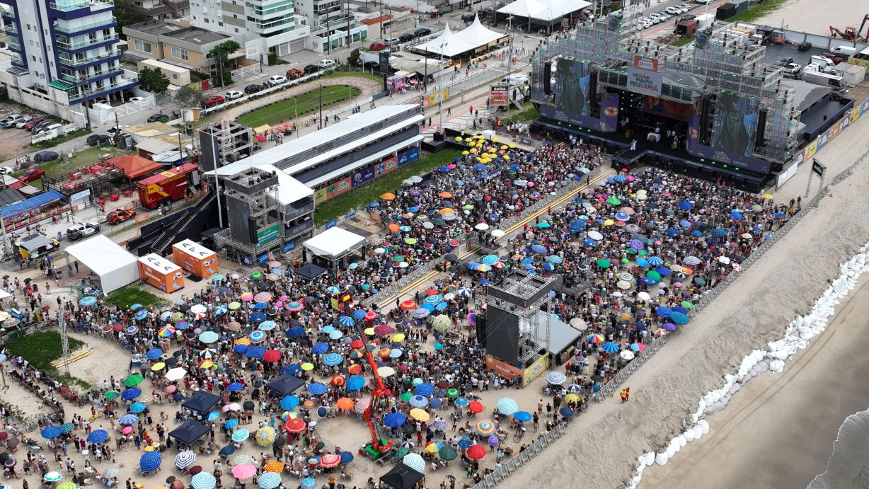 PADRE REGINALDO MANZOTTI REÚNE 38 MIL PESSOAS NO ÚLTIMO DOMINGO DO VERÃO MAIOR PARANÁ