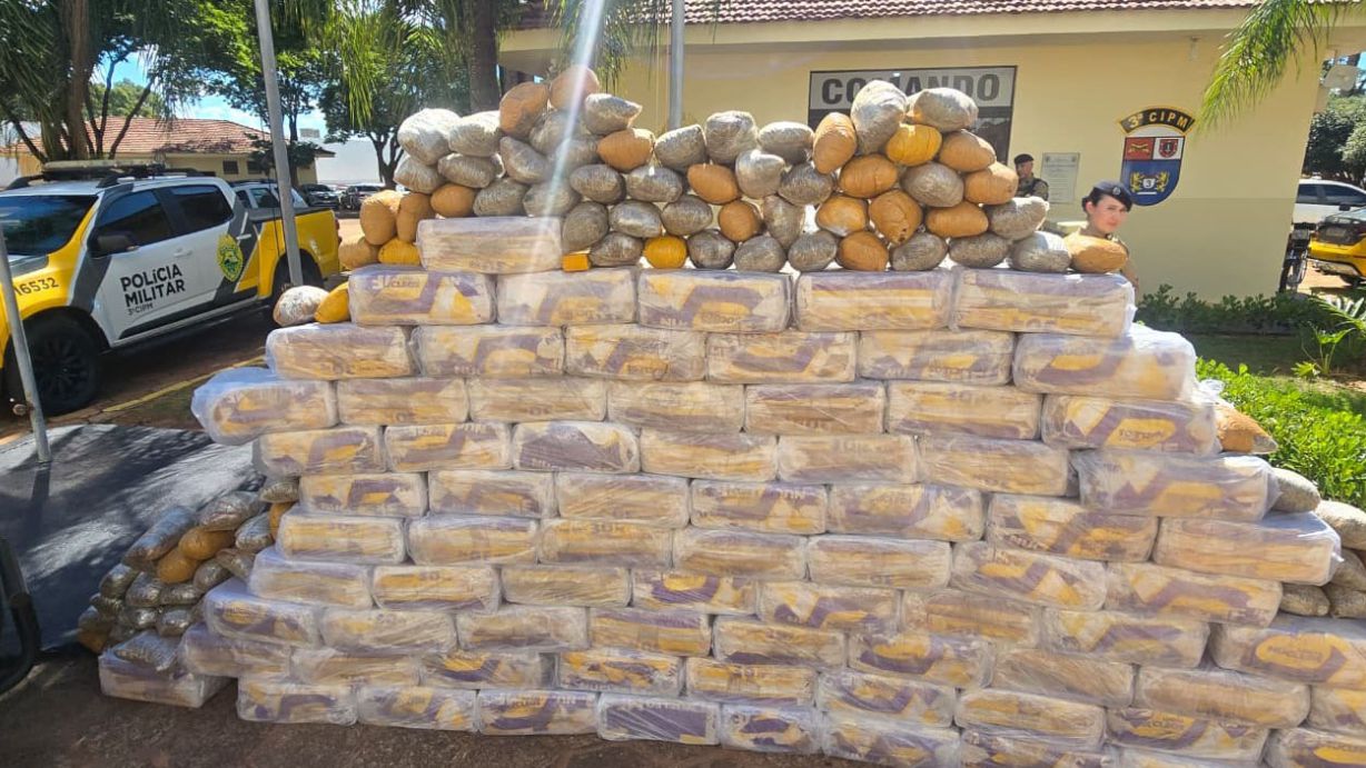 PMPR APREENDE MAIS DE 1 TONELADA DE MACONHA EM PLANALTINA DO PARANÁ
