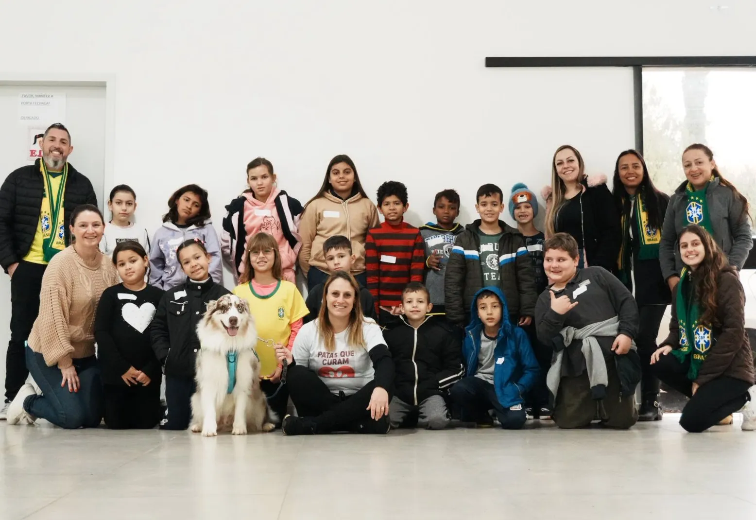 PROJETO “PATAS QUE CURAM” LEVA TERAPIA ASSISTIDA POR CÃES ÀS ESCOLAS DE RIO BOM