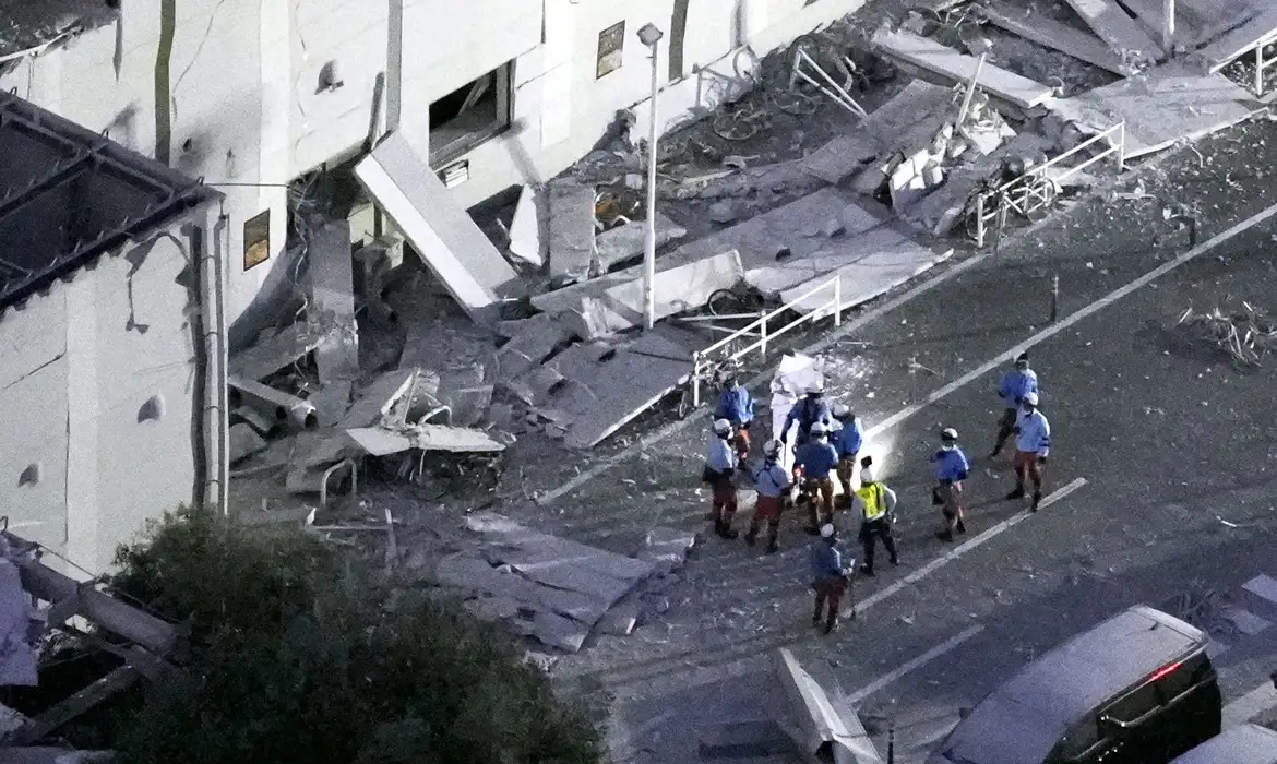 TERREMOTO ATINGE JAPÃO E 300 MIL SÃO DESLOCADOS DE ÁREAS DE RISCO