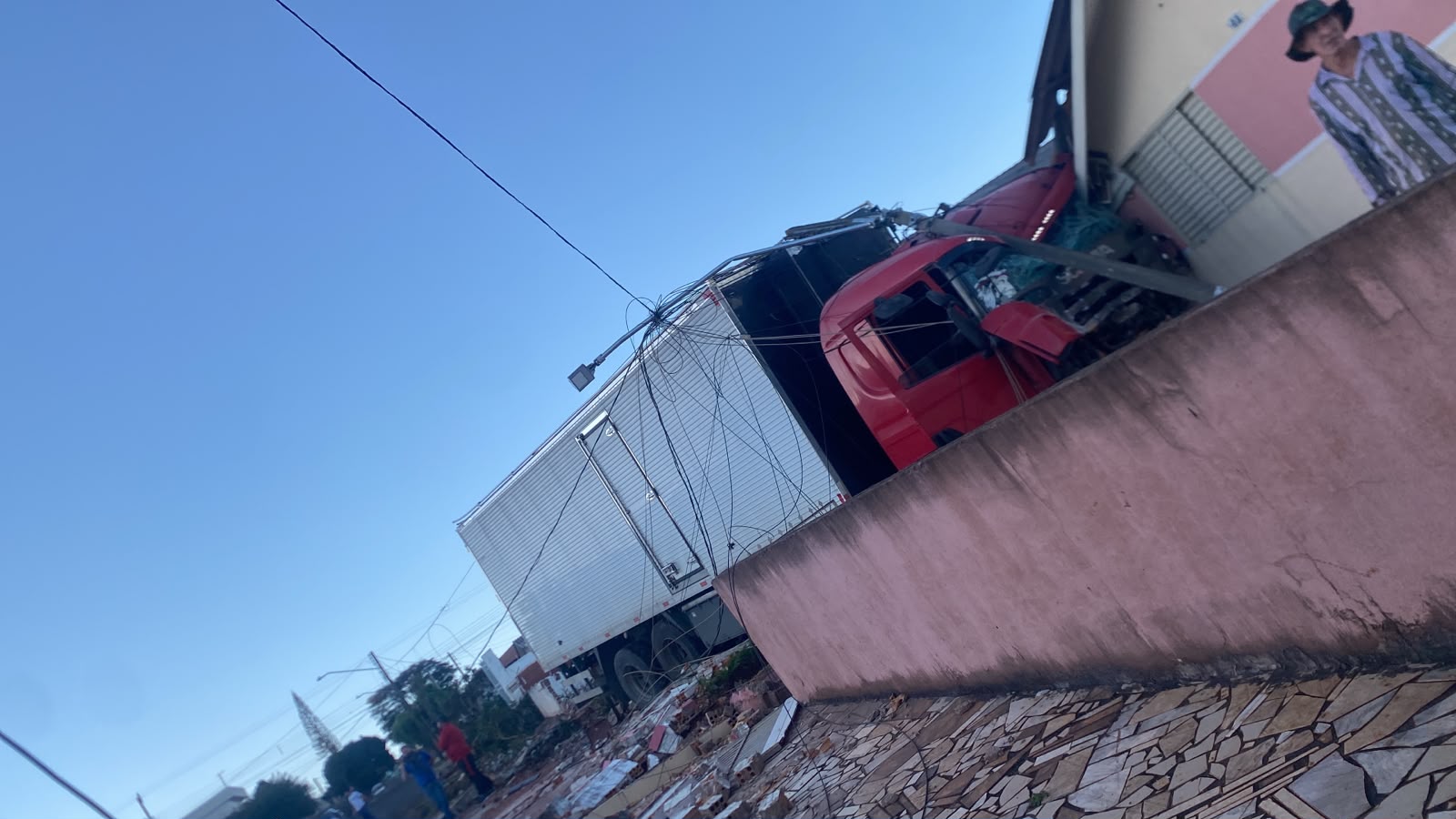 CAMINHÃO DESGOVERNADO ATINGE RESIDÊNCIA EM CALIFÓRNIA – VEJA O VÍDEO