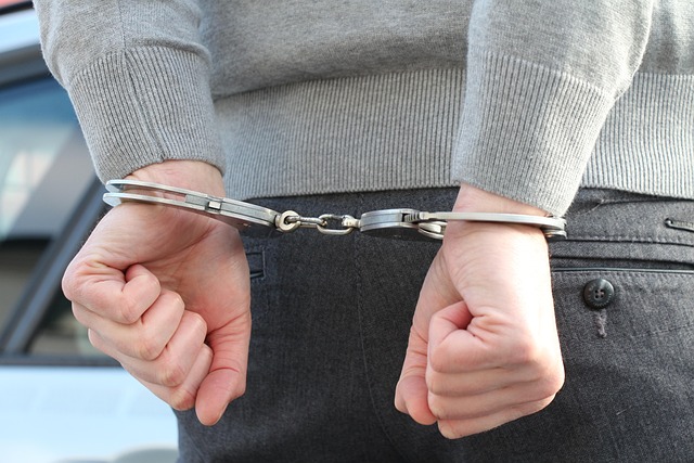 HOMEM É PRESO EM CUMPRIMENTO DE MANDADO DE PRISÃO EM CALIFÓRNIA