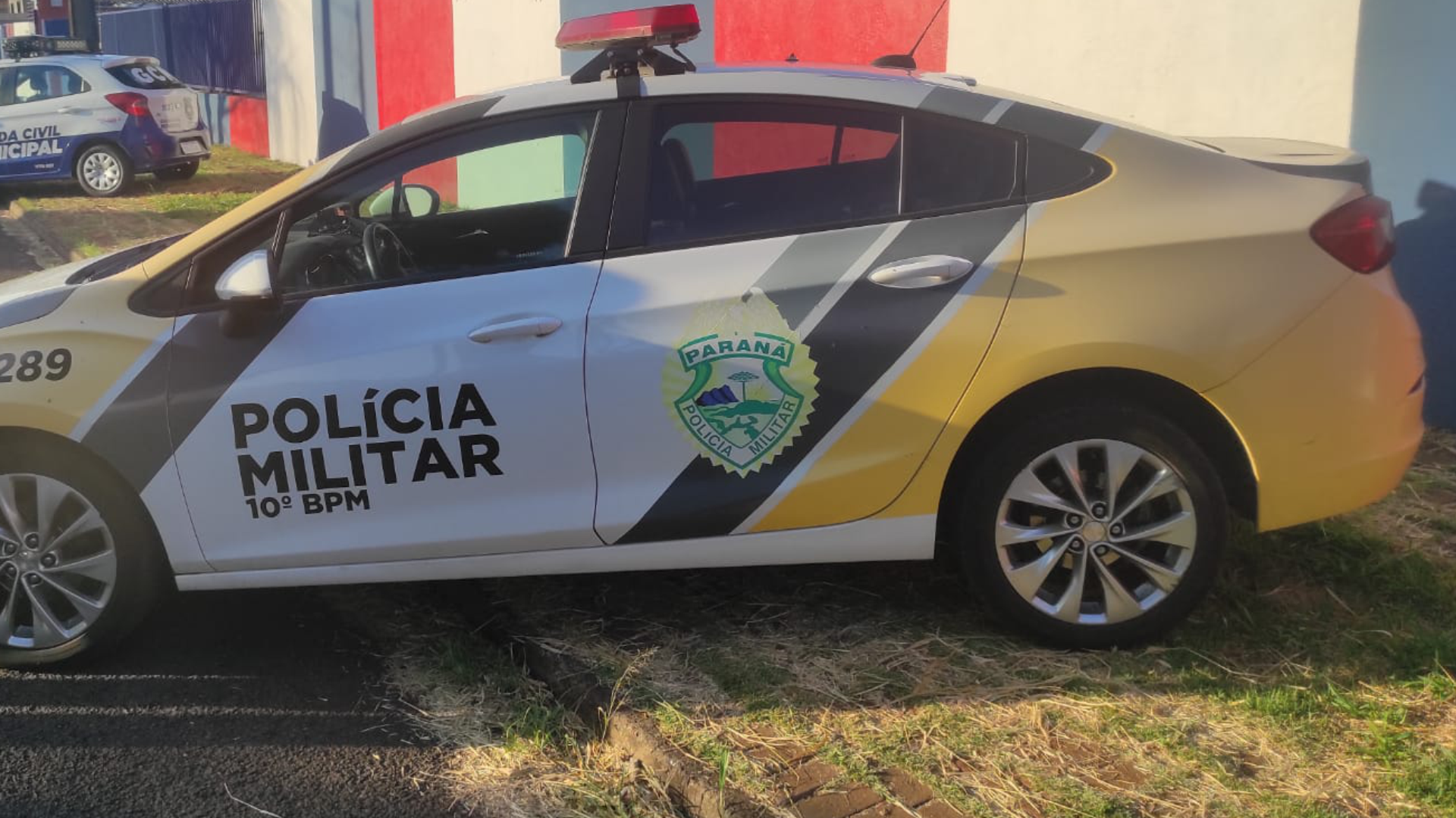 HOMEM SE APROPRIA DE VEÍCULO DA COMPANHEIRA E PEDE DINHEIRO SOB ALEGAÇÃO DE DEFEITO EM CAMBIRA