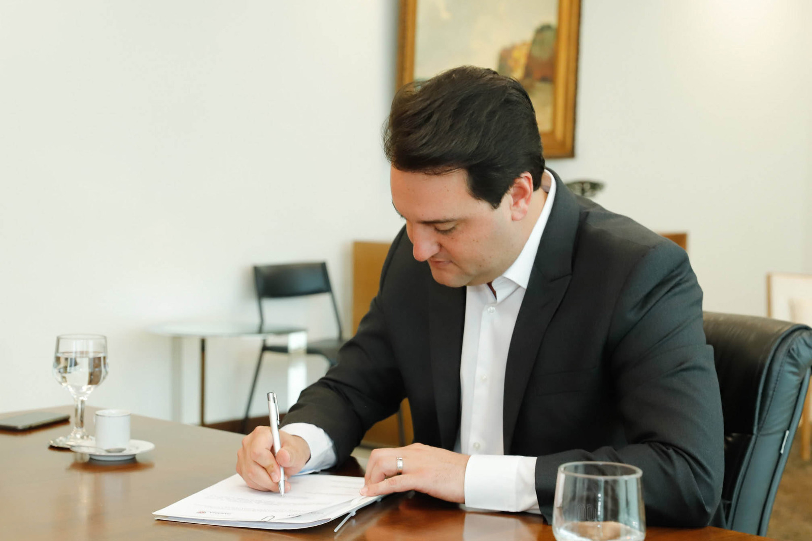 RATINHO JUNIOR ASSINA DECRETO QUE ESTABELECE REGRAS DA TRANSIÇÃO PARA GOVERNADOR ELEITO